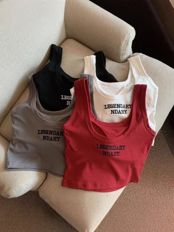 Nailoninis viršus su U formos petimis, be nugaros, paminkštintas, raidėmis siuvinėtas, siauras kirpimas