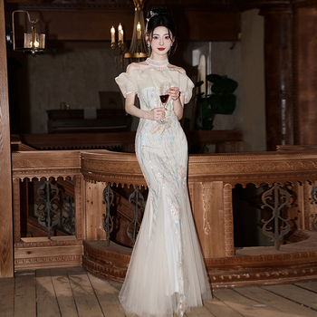 Rochie de seară sirena, decolteu halter și un umăr, mâneci scurte, material poliester 50–70%.