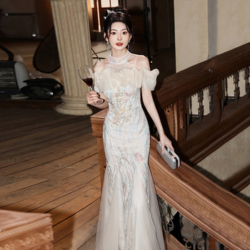 Rochie de seară sirena, decolteu halter și un umăr, mâneci scurte, material poliester 50–70%.