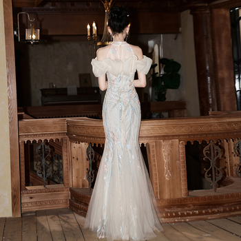 Rochie de seară sirena, decolteu halter și un umăr, mâneci scurte, material poliester 50–70%.