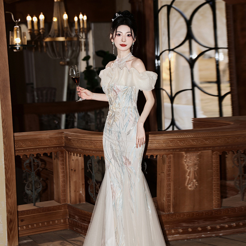 Rochie de seară sirena, decolteu halter și un umăr, mâneci scurte, material poliester 50–70%.