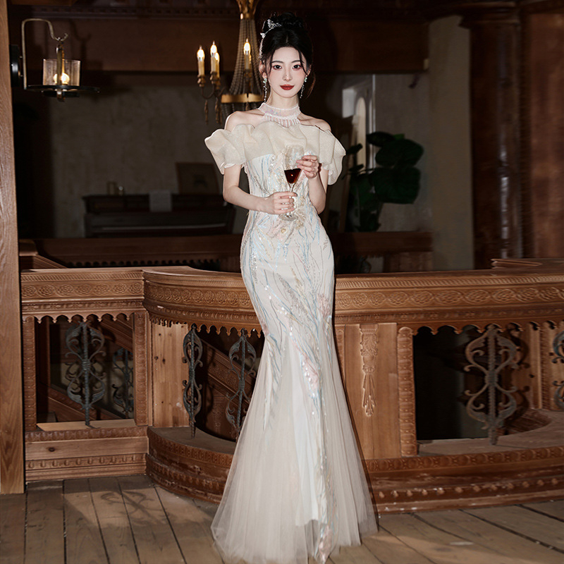 Rochie de seară sirena, decolteu halter și un umăr, mâneci scurte, material poliester 50–70%.