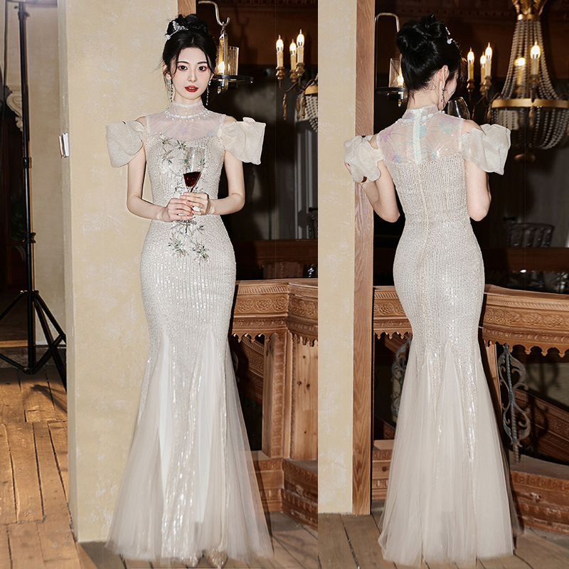 Rochie de seară sirena, decolteu halter și un umăr, mâneci scurte, material poliester 50–70%.