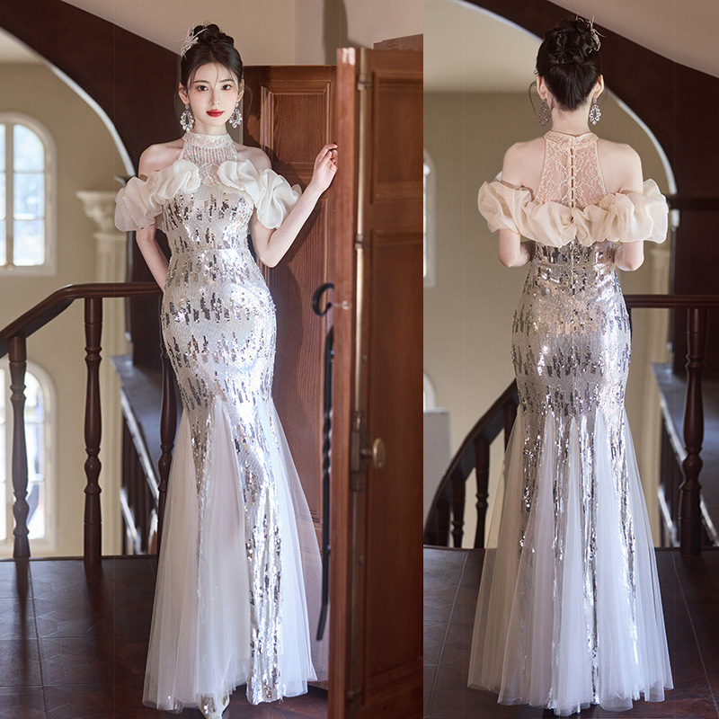 Rochie de seară sirena, decolteu halter și un umăr, mâneci scurte, material poliester 50–70%.