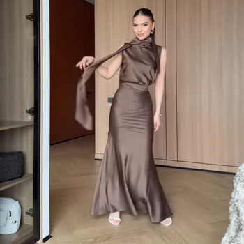 Elegantna haljina s A-krojem, duga, visoki pojas i polu-rolni ovratnik, od poliestera s elastanom