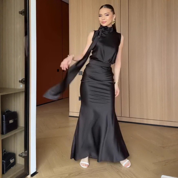 Elegantna haljina s A-krojem, duga, visoki pojas i polu-rolni ovratnik, od poliestera s elastanom