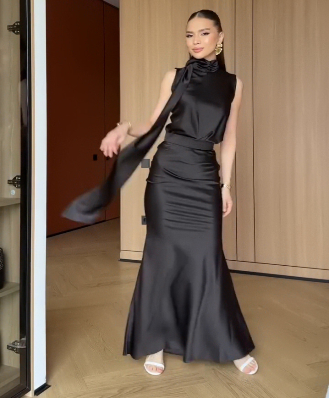 Elegantna haljina s A-krojem, duga, visoki pojas i polu-rolni ovratnik, od poliestera s elastanom