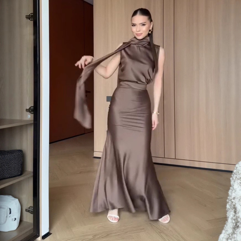 Elegantna haljina s A-krojem, duga, visoki pojas i polu-rolni ovratnik, od poliestera s elastanom