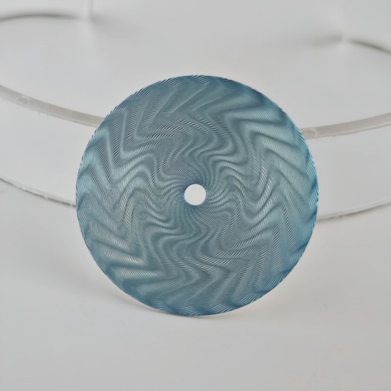 Pulksteņa ciferniks ar izgravētu ziedu motīvu un ūdens viļņu tekstūru; saderīgs ar 2824/2813 kustībām; zīmols Customized; izlaidums 2024