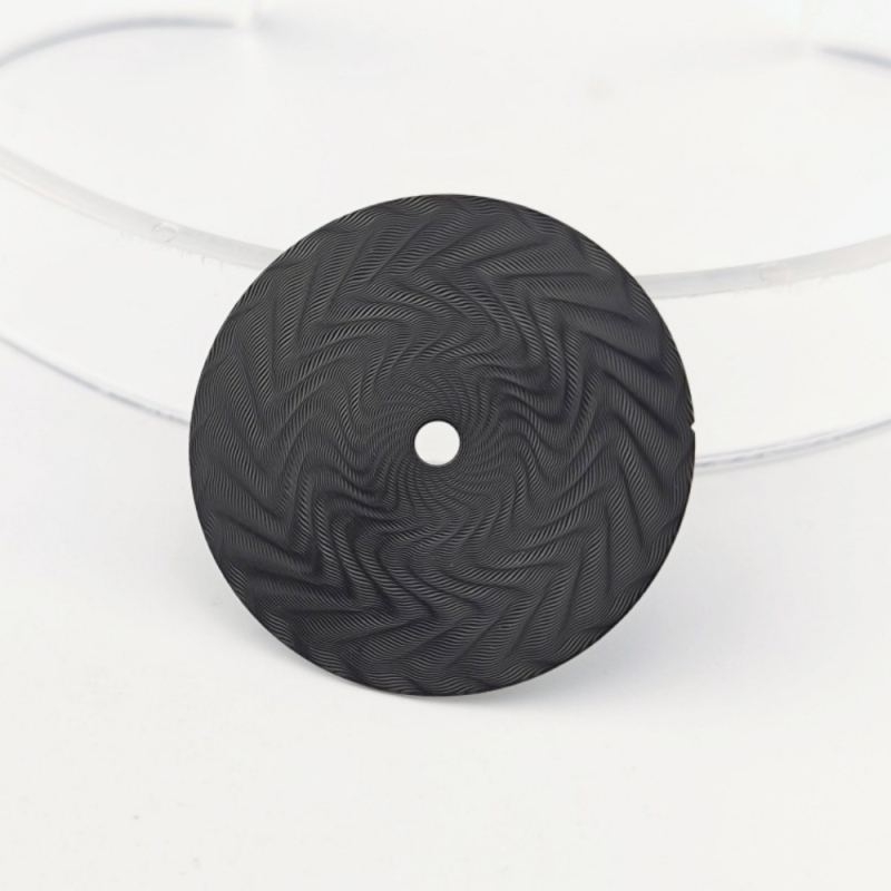 Pulksteņa ciferniks ar izgravētu ziedu motīvu un ūdens viļņu tekstūru; saderīgs ar 2824/2813 kustībām; zīmols Customized; izlaidums 2024