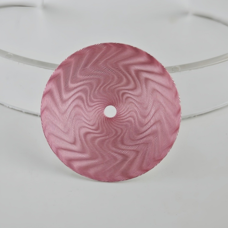 Pulksteņa ciferniks ar izgravētu ziedu motīvu un ūdens viļņu tekstūru; saderīgs ar 2824/2813 kustībām; zīmols Customized; izlaidums 2024