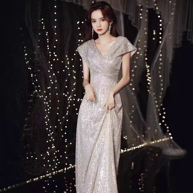 Rochie de seară cu decolteu în V și paiete, siluetă prințesă cu bustle, talie înaltă, fustă lungă, mâneci 3/4