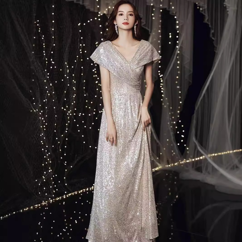 Rochie de seară cu decolteu în V și paiete, siluetă prințesă cu bustle, talie înaltă, fustă lungă, mâneci 3/4