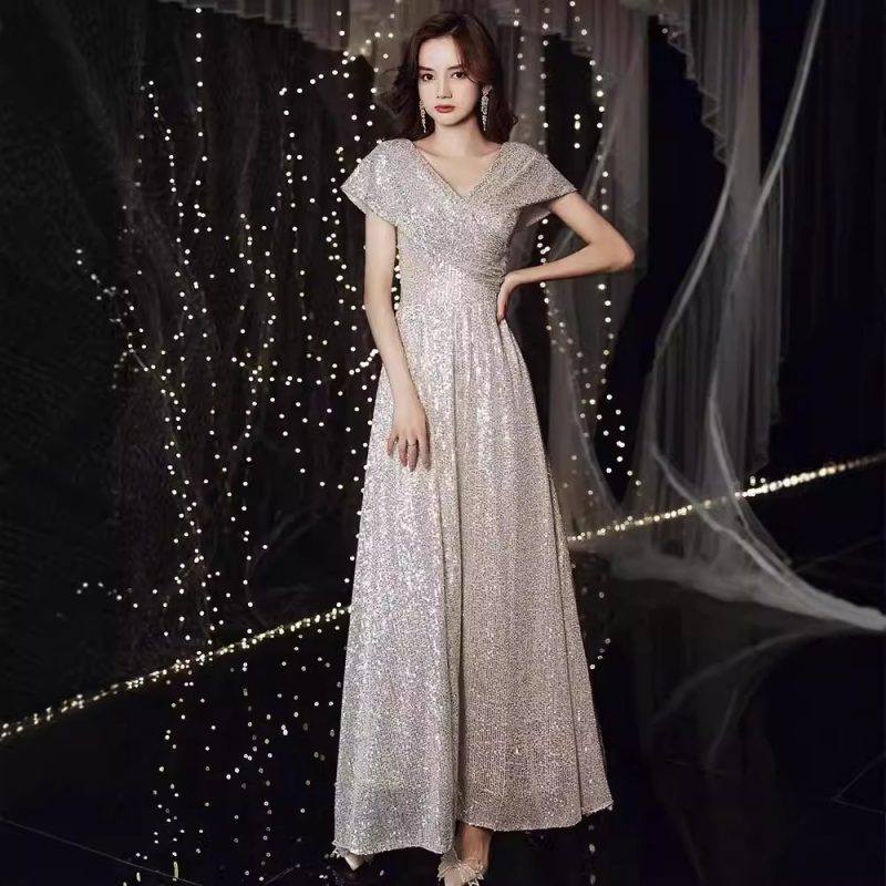 Rochie de seară cu decolteu în V și paiete, siluetă prințesă cu bustle, talie înaltă, fustă lungă, mâneci 3/4