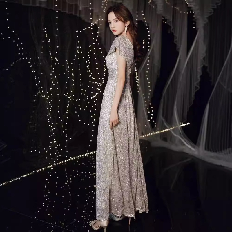 Rochie de seară cu decolteu în V și paiete, siluetă prințesă cu bustle, talie înaltă, fustă lungă, mâneci 3/4