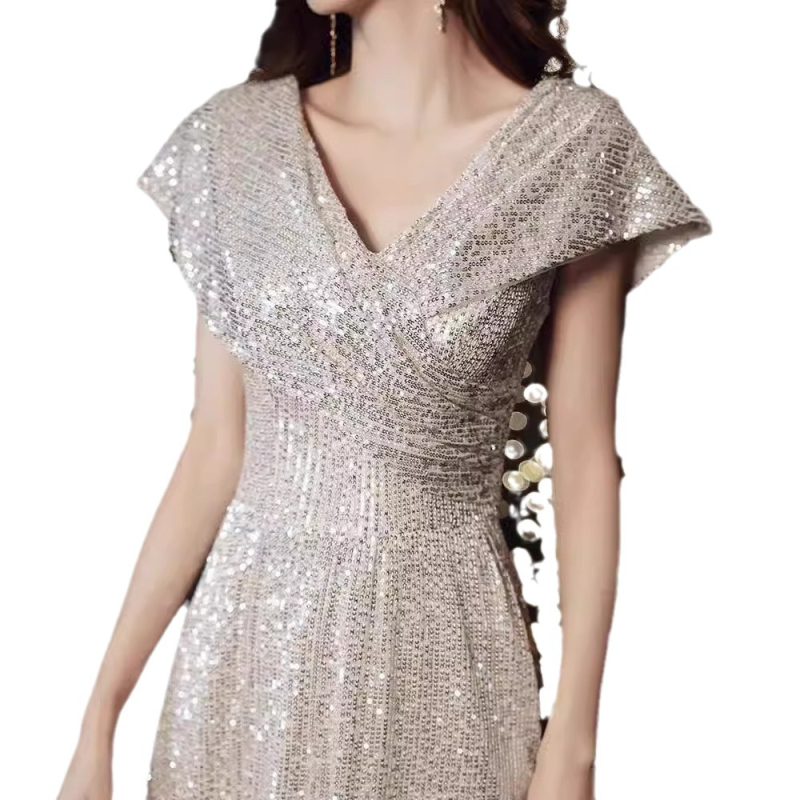 Rochie de seară cu decolteu în V și paiete, siluetă prințesă cu bustle, talie înaltă, fustă lungă, mâneci 3/4