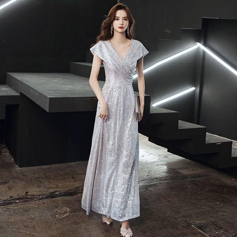 Rochie de seară cu decolteu în V și paiete, siluetă prințesă cu bustle, talie înaltă, fustă lungă, mâneci 3/4