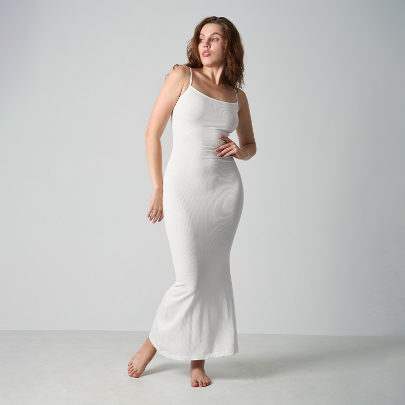 Haljina s tankima od modalnog materijala, 3D efekt, uski kroj, duga suknja, okrugli izrez, bez rukava, pull-on, srednji pojas, 90–95% modal, 5–10% elastan (Spring 2025)