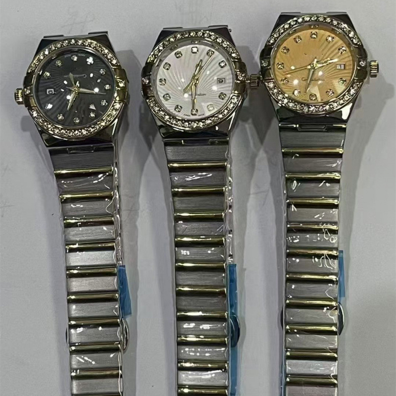 Női kvarcóra gyémántdíszítéssel, csillagfényes számlappal, 32 mm átmérő, rozsdamentes acél tokkal, valódi bőrszíj