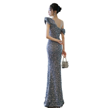 Rochie de seară cu talie înaltă, siluetă de tip coadă de pește, fără mâneci, lungă, croială slim.