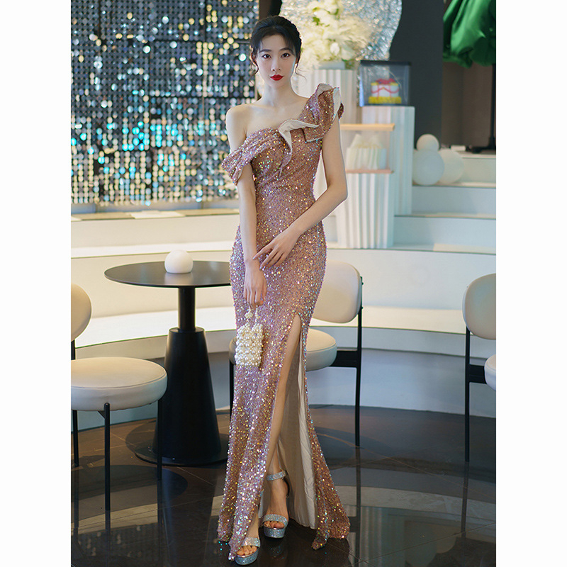Rochie de seară cu talie înaltă, siluetă de tip coadă de pește, fără mâneci, lungă, croială slim.