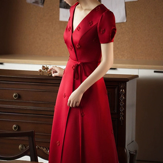 Rochie de mireasă ușoară în stil franțuzesc, croială A-line, talie înaltă, mâneci trei sferturi, fustă lungă, toamnă 2024