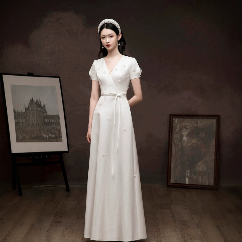 Rochie de mireasă ușoară în stil franțuzesc, croială A-line, talie înaltă, mâneci trei sferturi, fustă lungă, toamnă 2024