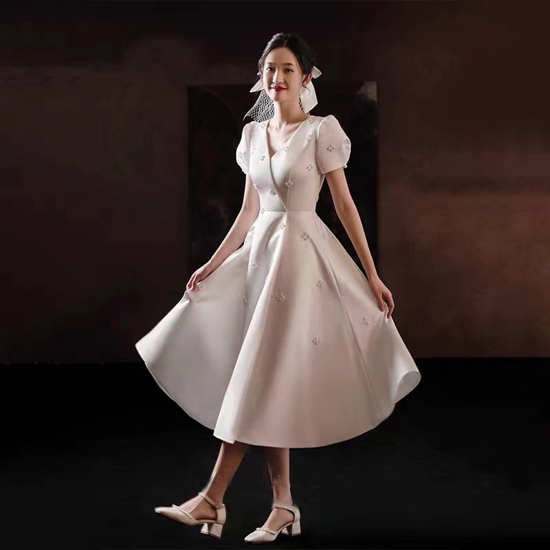 Rochie de mireasă ușoară în stil franțuzesc, croială A-line, talie înaltă, mâneci trei sferturi, fustă lungă, toamnă 2024