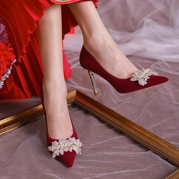 Vestuviniai moterų bateliai su smailiu priekiniu, satino viršus, 6–8 cm ploni kulniukai, guminis padas, PU įdėklas