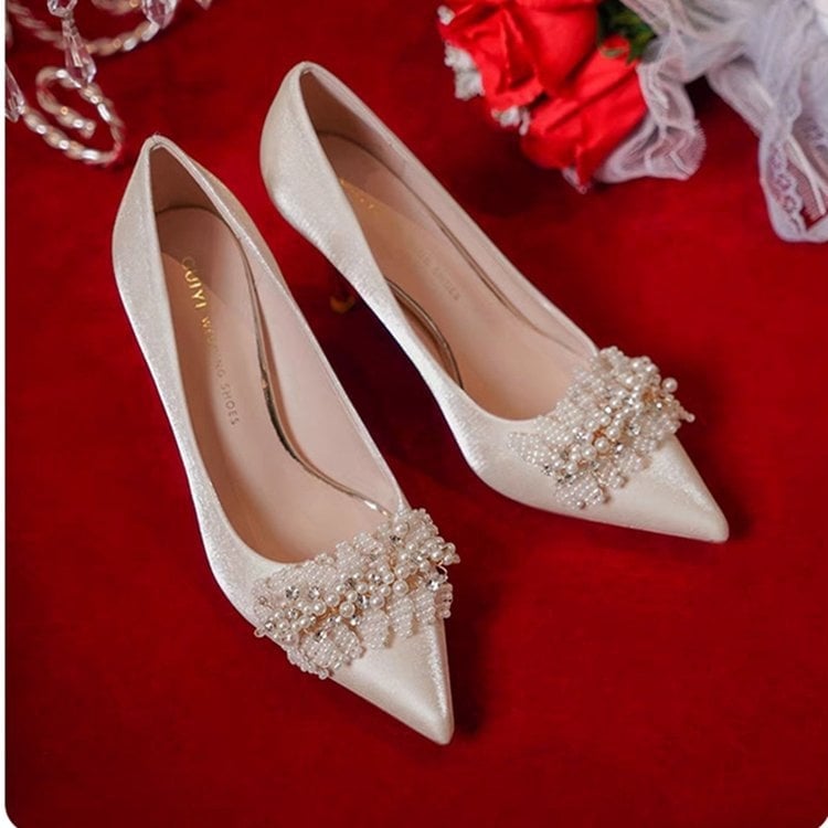 Vestuviniai moterų bateliai su smailiu priekiniu, satino viršus, 6–8 cm ploni kulniukai, guminis padas, PU įdėklas