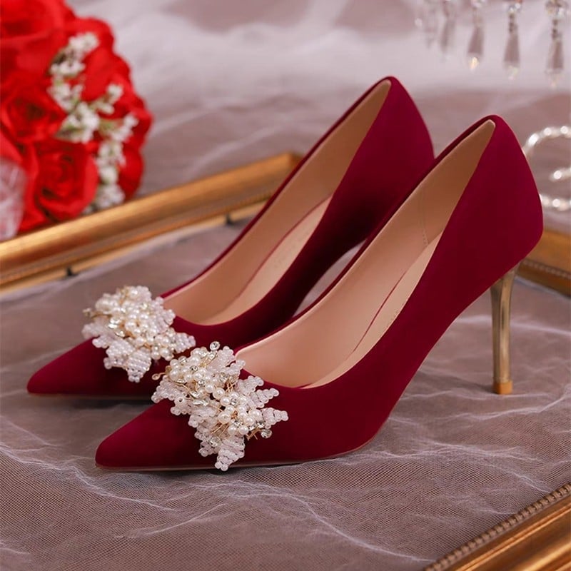 Vestuviniai moterų bateliai su smailiu priekiniu, satino viršus, 6–8 cm ploni kulniukai, guminis padas, PU įdėklas