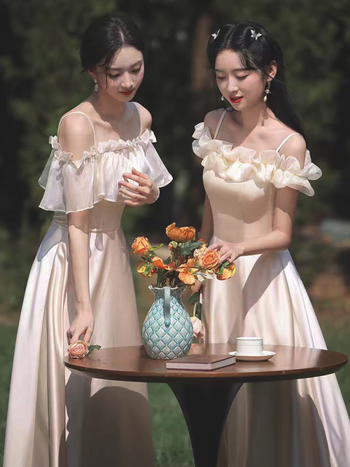 Satīna līgavas palīdzes kleita ar augstu jostu, vienā pleca kaklasaite, A līnija, gara, elegante