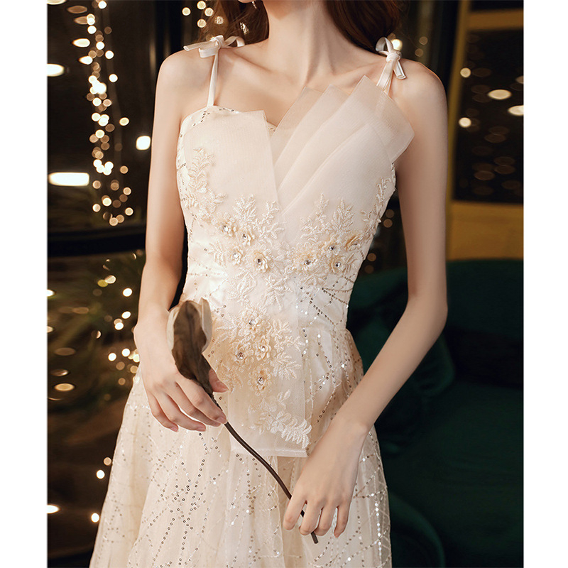 Vakara kleita ar A līnijas siluetu, bez piedurknēm, viduklis vidējais, sling kakla izgriezums, kvadrātveida priekšējais aizdare, gara kleita