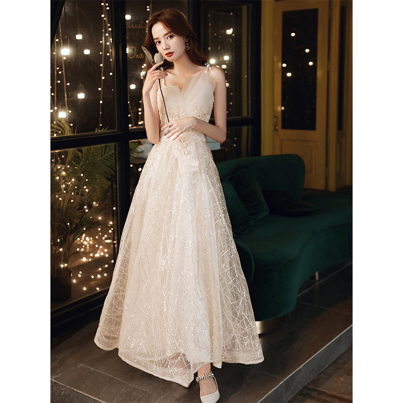 Vakara kleita ar A līnijas siluetu, bez piedurknēm, viduklis vidējais, sling kakla izgriezums, kvadrātveida priekšējais aizdare, gara kleita