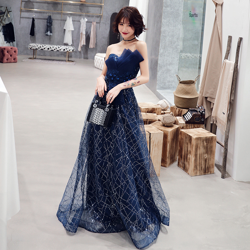 Vakara kleita ar A līnijas siluetu, bez piedurknēm, viduklis vidējais, sling kakla izgriezums, kvadrātveida priekšējais aizdare, gara kleita