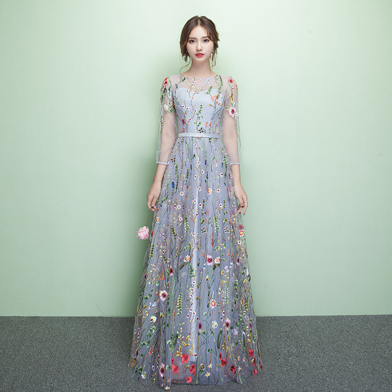 Elegantna duga večernja haljina od poliestera, s visokim strukom, 3/4 rukavima i dugom suknjom.