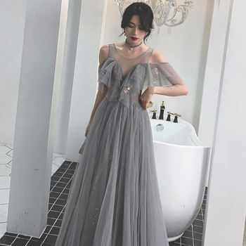 Kleita kāzu palīdziniecei no tīkla auduma, pūkaini piedurknes, viduklis vidū, garā kleita ar A līniju, apaļš kakla izgriezums ar pogām, pavasara 2023 kolekcija