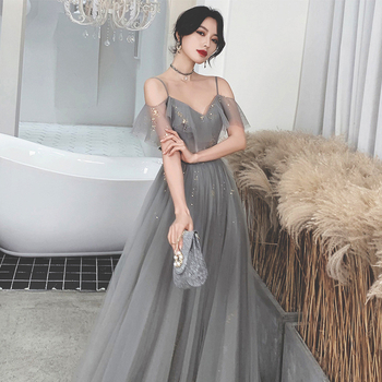 Kleita kāzu palīdziniecei no tīkla auduma, pūkaini piedurknes, viduklis vidū, garā kleita ar A līniju, apaļš kakla izgriezums ar pogām, pavasara 2023 kolekcija