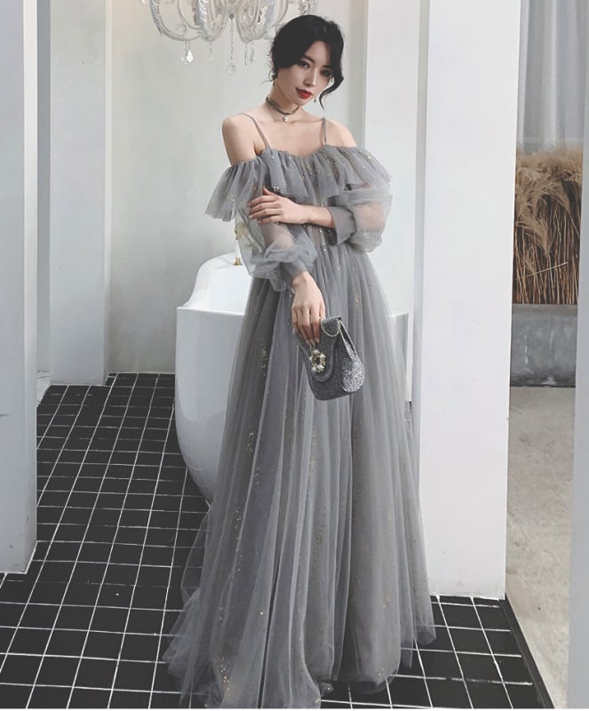 Kleita kāzu palīdziniecei no tīkla auduma, pūkaini piedurknes, viduklis vidū, garā kleita ar A līniju, apaļš kakla izgriezums ar pogām, pavasara 2023 kolekcija