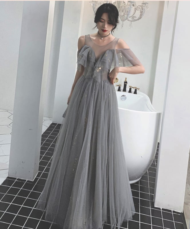 Kleita kāzu palīdziniecei no tīkla auduma, pūkaini piedurknes, viduklis vidū, garā kleita ar A līniju, apaļš kakla izgriezums ar pogām, pavasara 2023 kolekcija