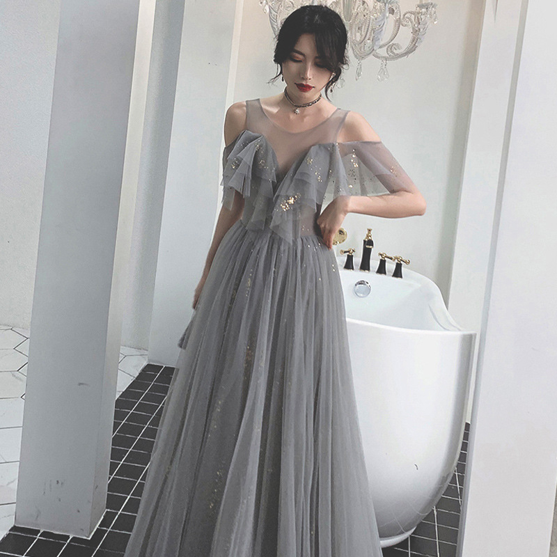 Kleita kāzu palīdziniecei no tīkla auduma, pūkaini piedurknes, viduklis vidū, garā kleita ar A līniju, apaļš kakla izgriezums ar pogām, pavasara 2023 kolekcija