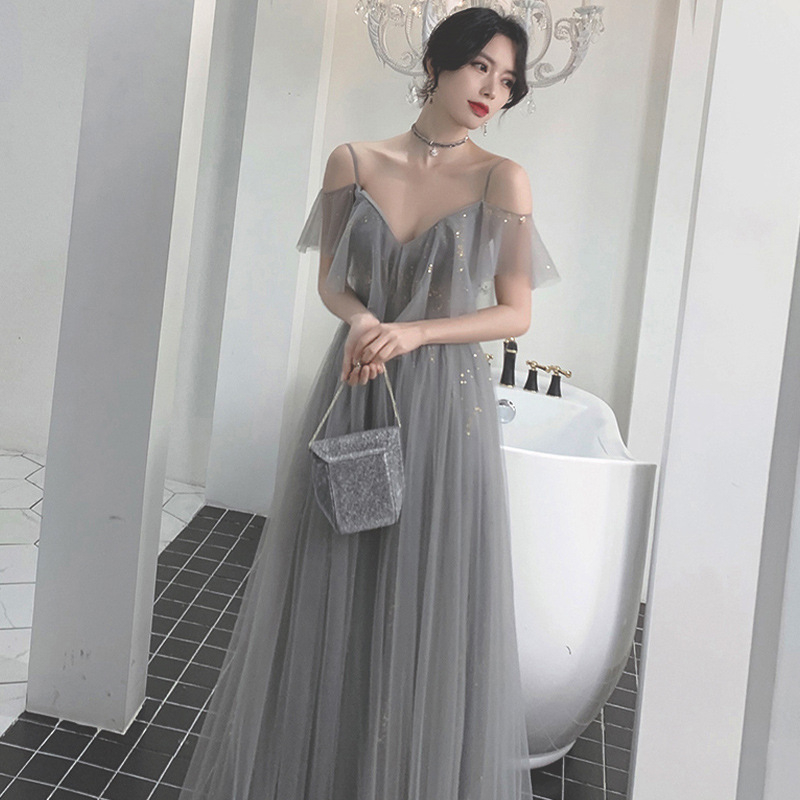 Kleita kāzu palīdziniecei no tīkla auduma, pūkaini piedurknes, viduklis vidū, garā kleita ar A līniju, apaļš kakla izgriezums ar pogām, pavasara 2023 kolekcija