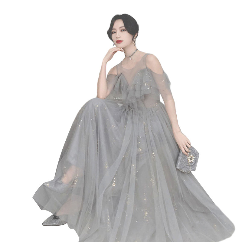 Kleita kāzu palīdziniecei no tīkla auduma, pūkaini piedurknes, viduklis vidū, garā kleita ar A līniju, apaļš kakla izgriezums ar pogām, pavasara 2023 kolekcija