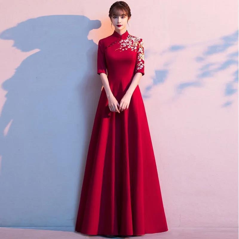 Kāzu kleita ķīniešu stilā, dziļš V-dekoltē, pusgaras piedurknes, gara kleita, vidusjosta, zivju aste siluets