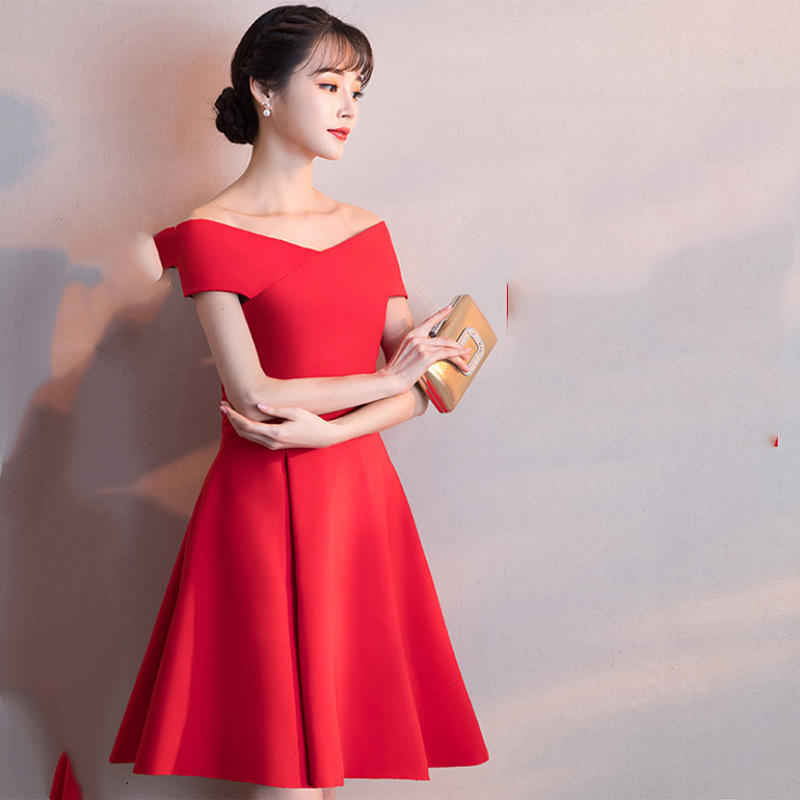 Vakara kleita bez piedurknēm, tutu svārki, galvenais audums: poliesters 90%, kokvilna 5%, Mulberry zīds 5%, lina 5%; pildviela Vinylon.