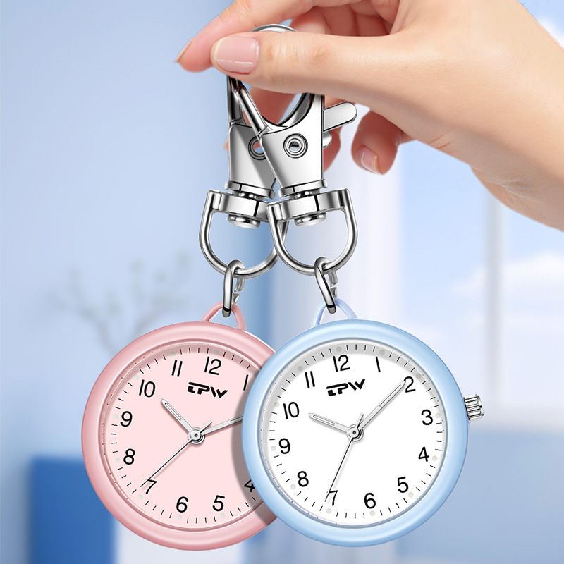 Metāla korpusa atslēgu piekariņa kabatas pulkstenis ar nakts apgaismojumu – kvarca kustība, 30 mm ciparnīca, minerāla stikls, 8 mm biezums