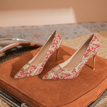 Kāzu kurpes: smails purns, augsts papēdis virs 8 cm, PU augšējā daļa, plānas papēži, gumijas zole