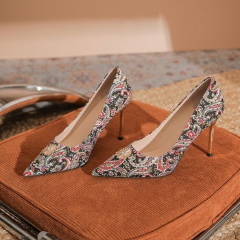 Kāzu kurpes: smails purns, augsts papēdis virs 8 cm, PU augšējā daļa, plānas papēži, gumijas zole