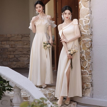 Satīna līgavas māsu kleita no poliestera, A-līnijas siluets, gara, dziļš V izgriezums, bez piedurknēm.