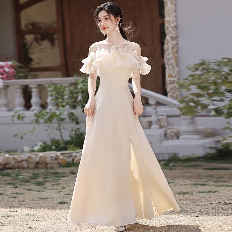 Satīna līgavas māsu kleita no poliestera, A-līnijas siluets, gara, dziļš V izgriezums, bez piedurknēm.